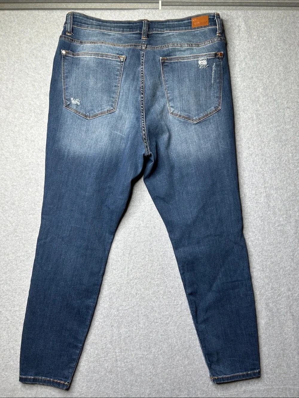 Judy Blue Distressed Jeans in Mid Blue with Red Patch Underlays‎